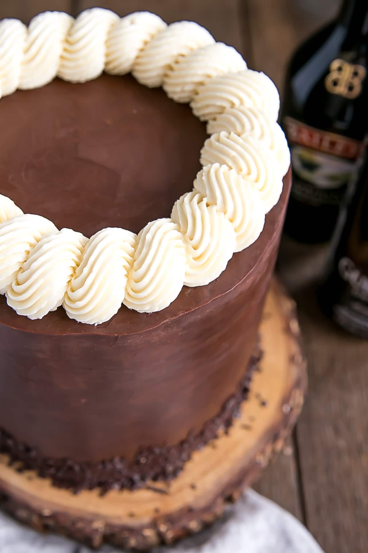 Close up of the rope border on top of the cake