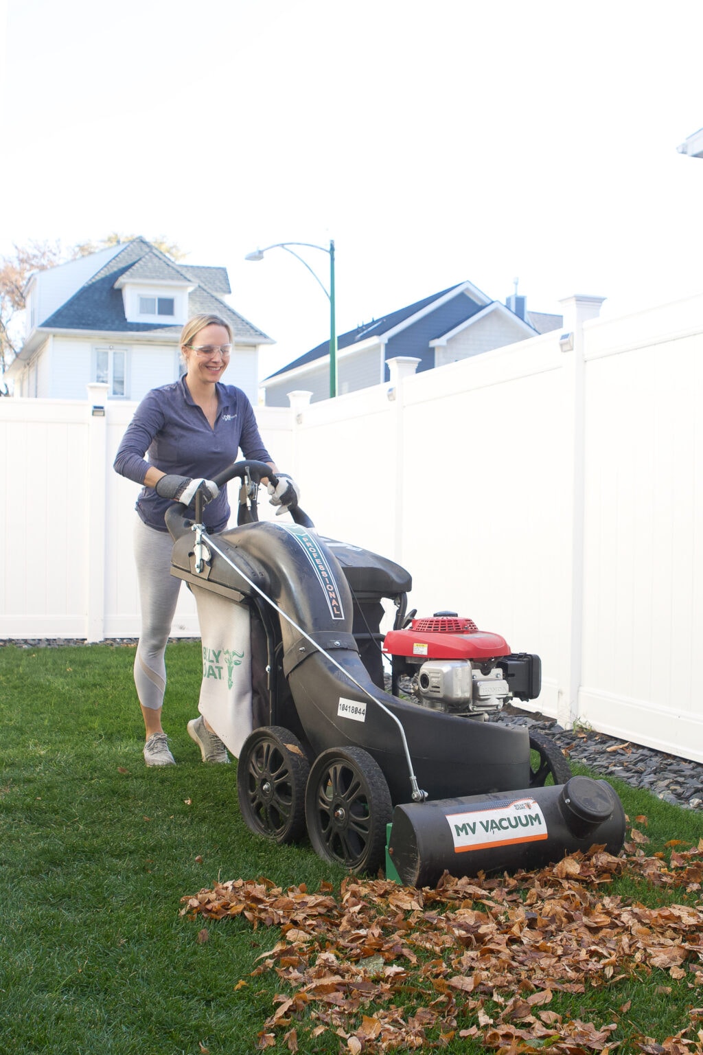 How to use a lawn vacuum on your grass