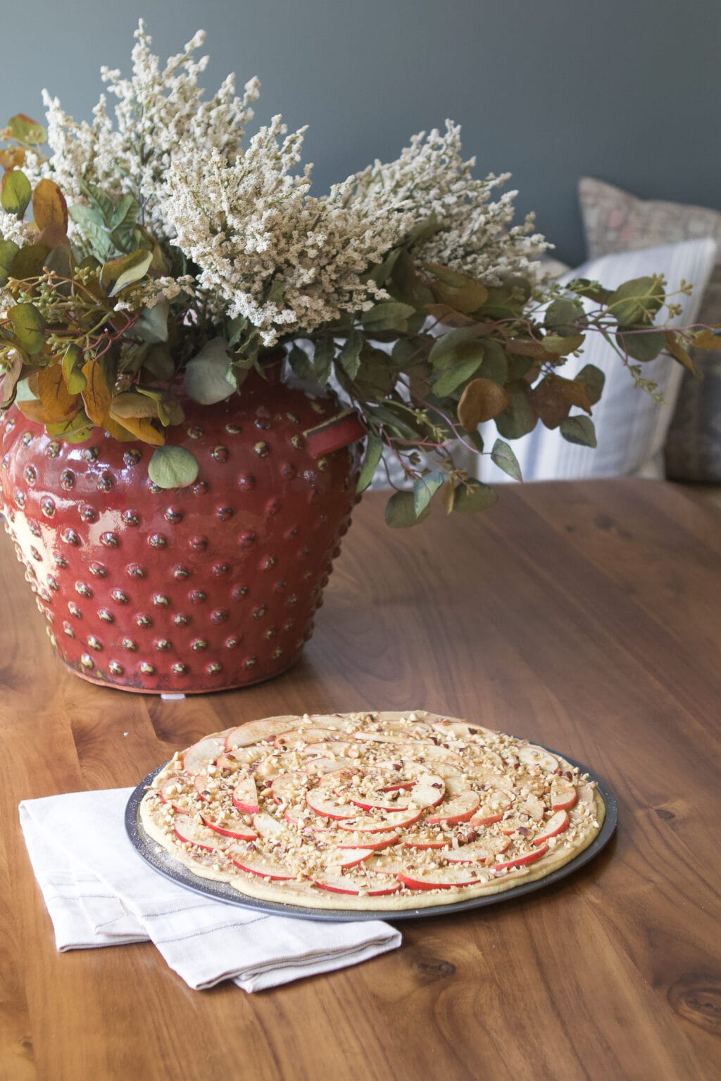 How to make yummy taffy apple pizza