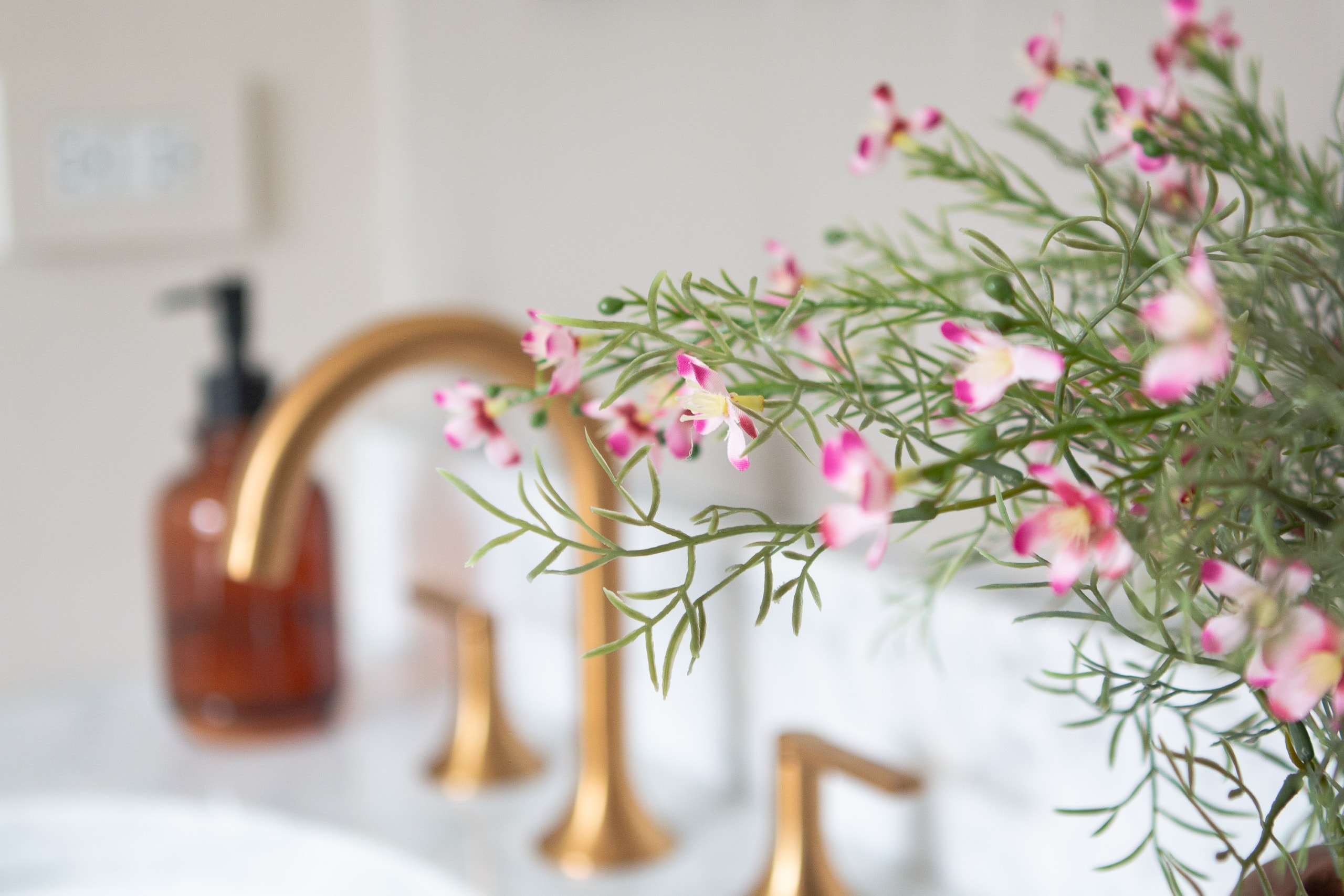 Accessories in a main bathroom space