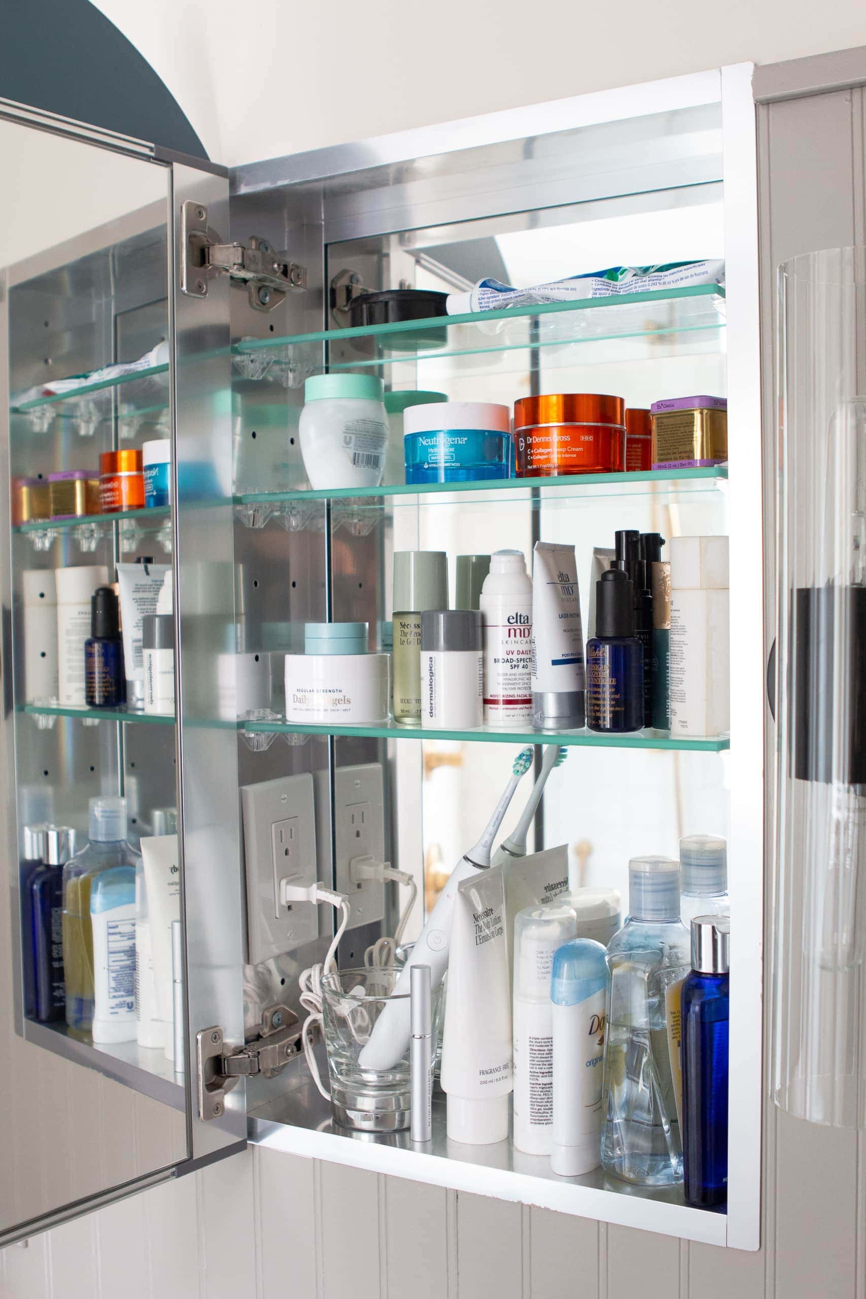 A recessed medicine cabinet to organize toiletries