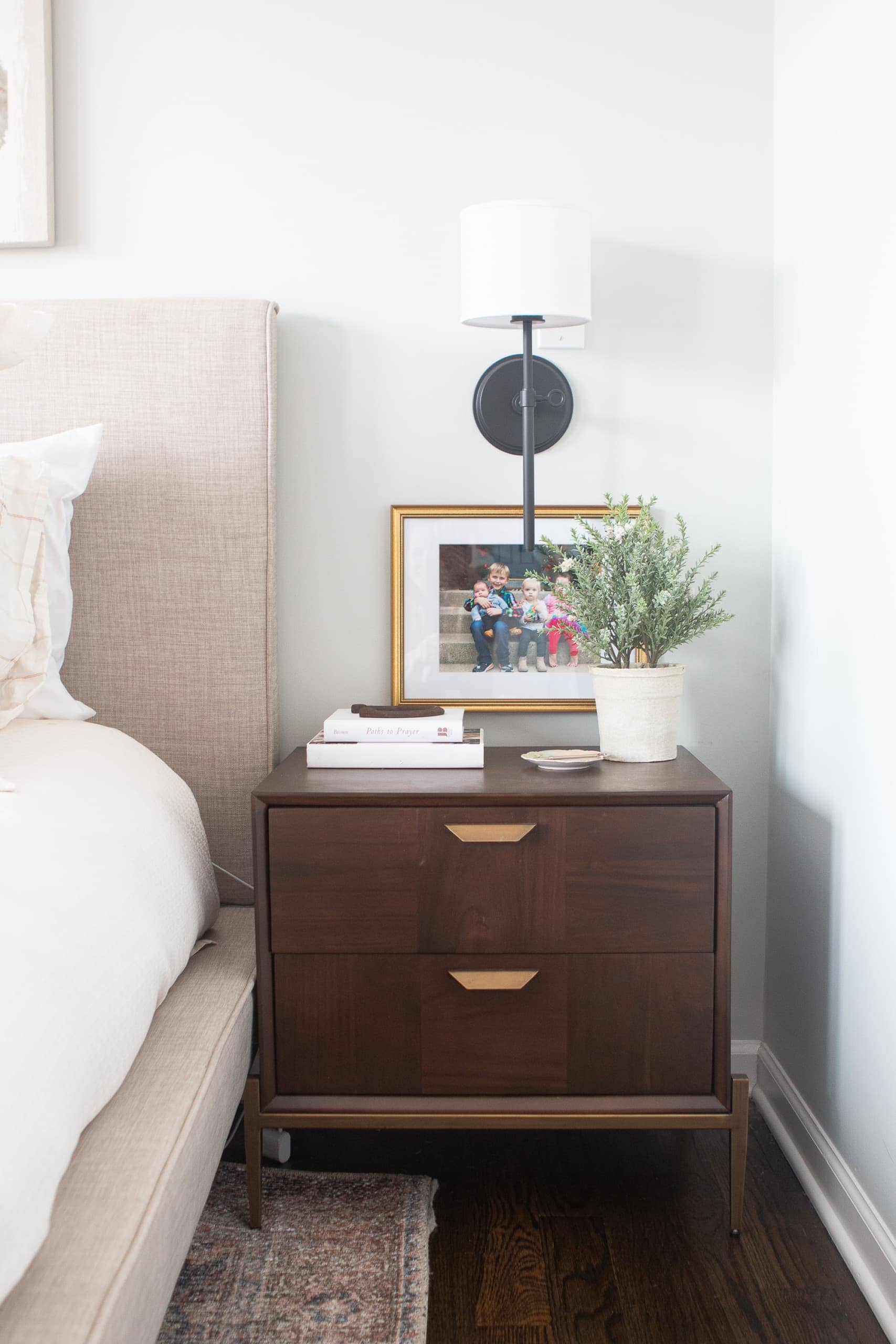 How to decorate a nightstand