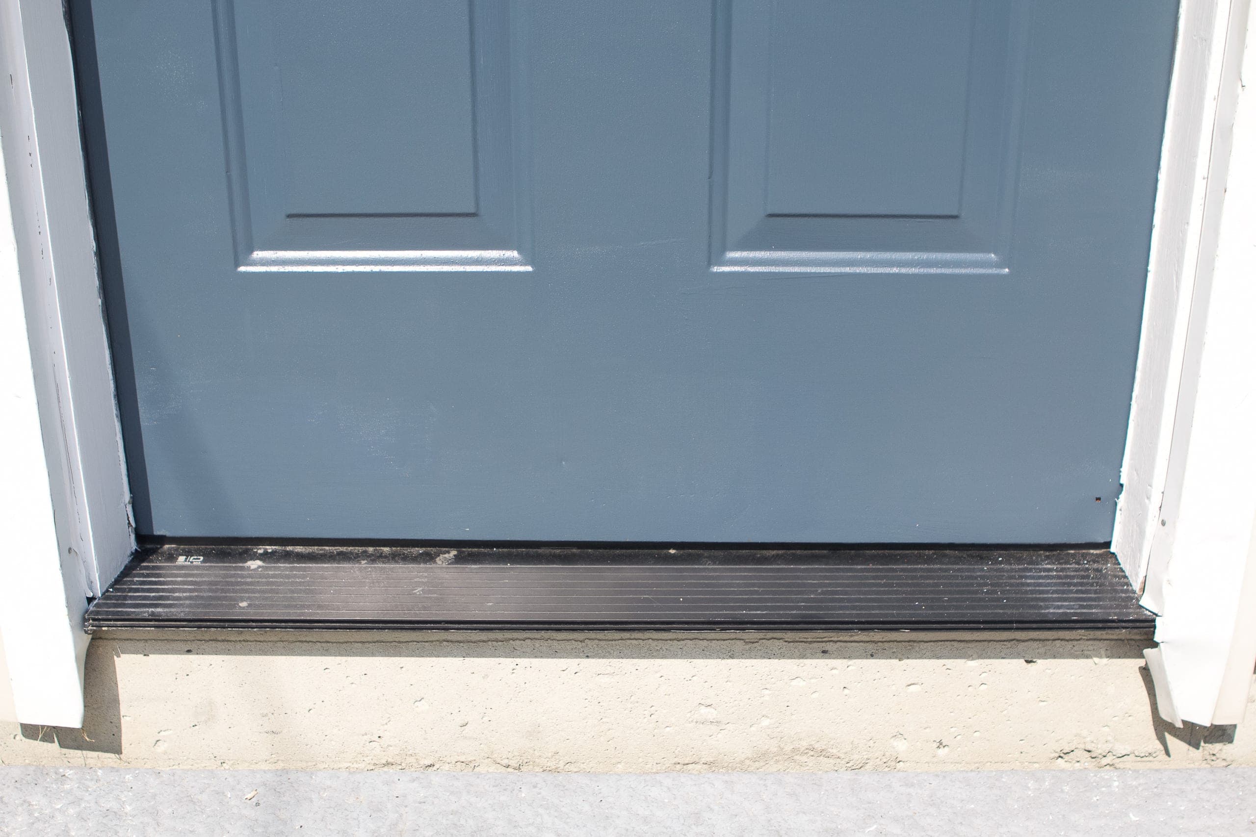 The bottom of the door is so much better, not more rust on this metal door