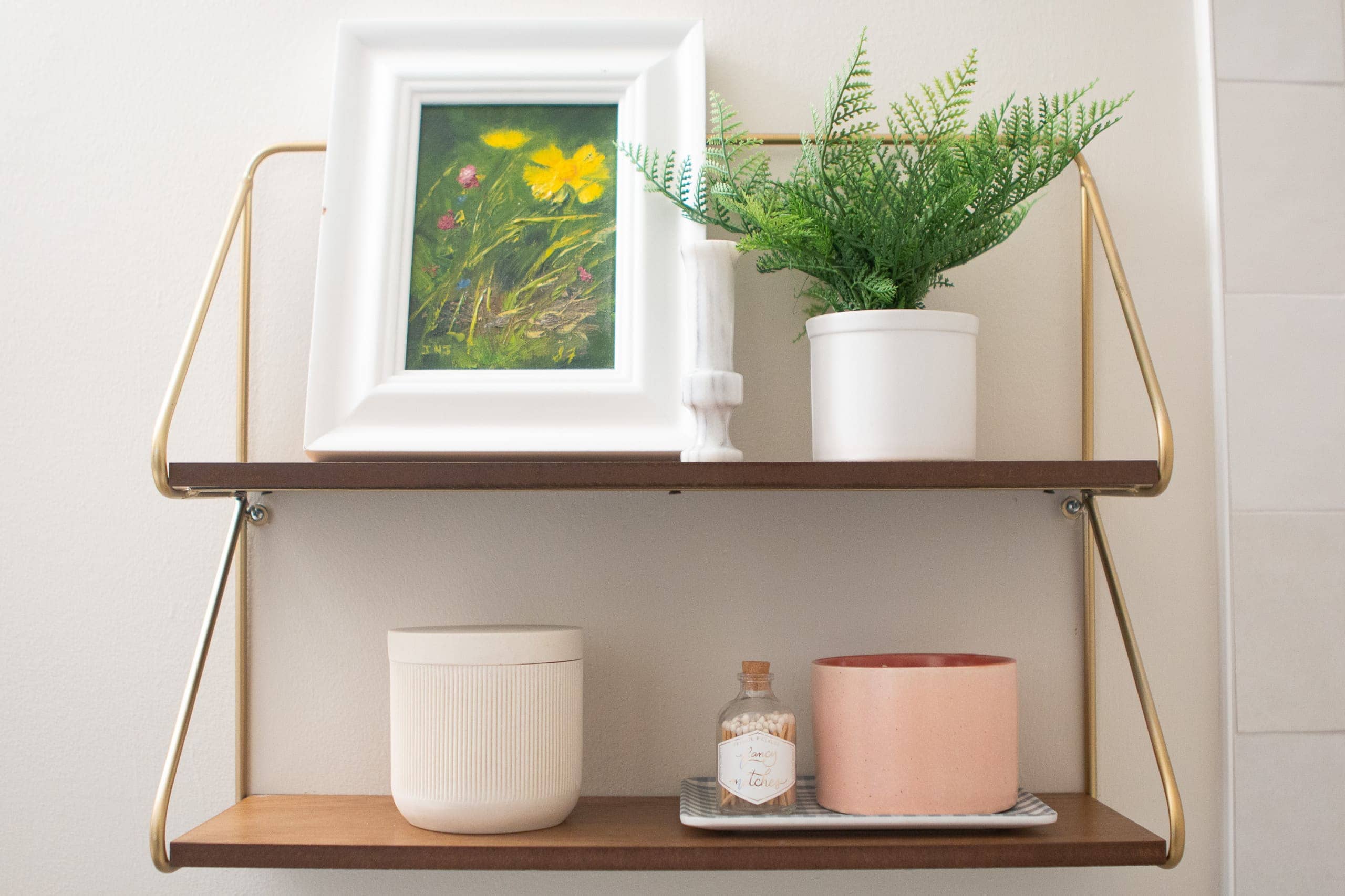 How to decorate a bathroom shelf