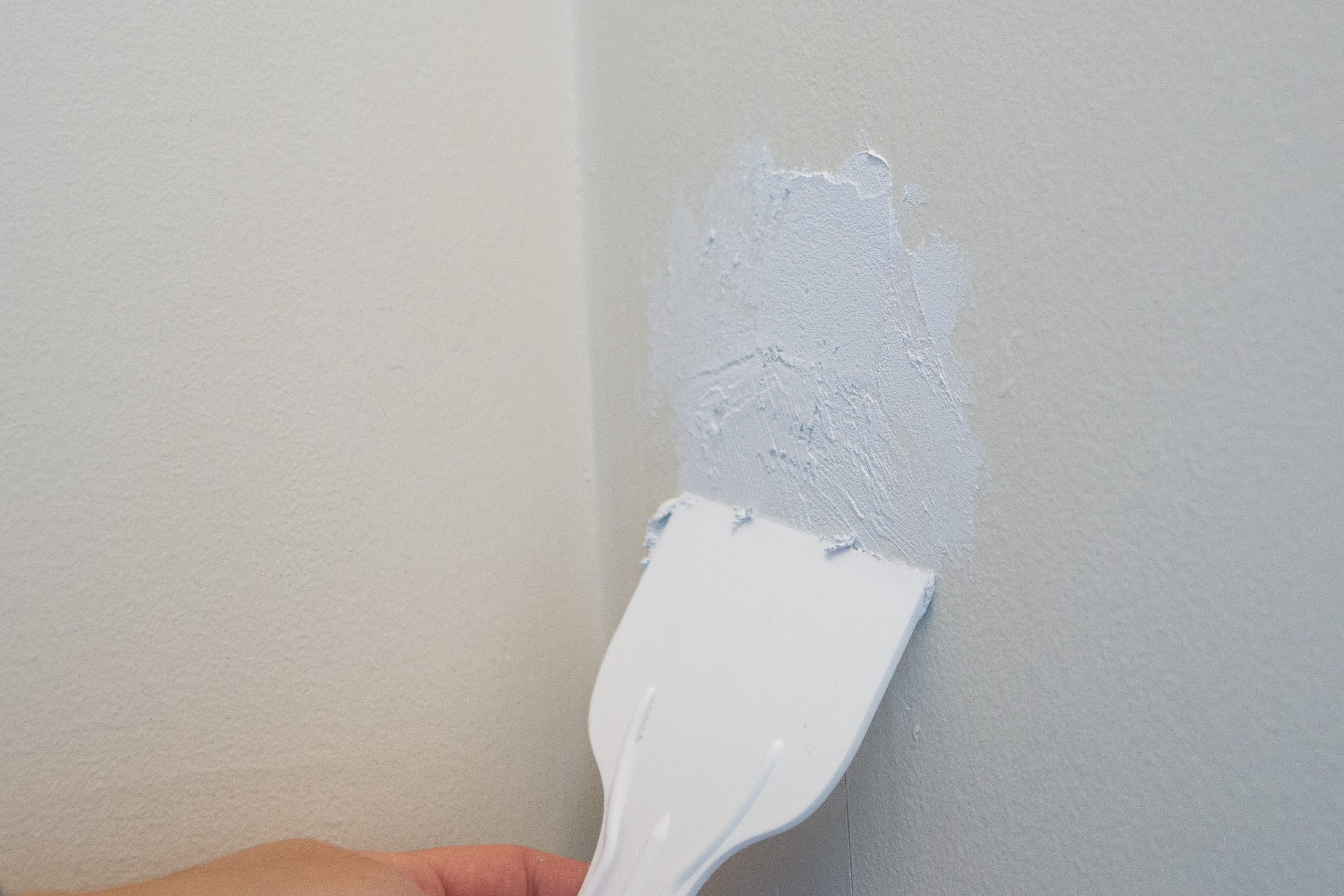 How to fix small holes in drywall 