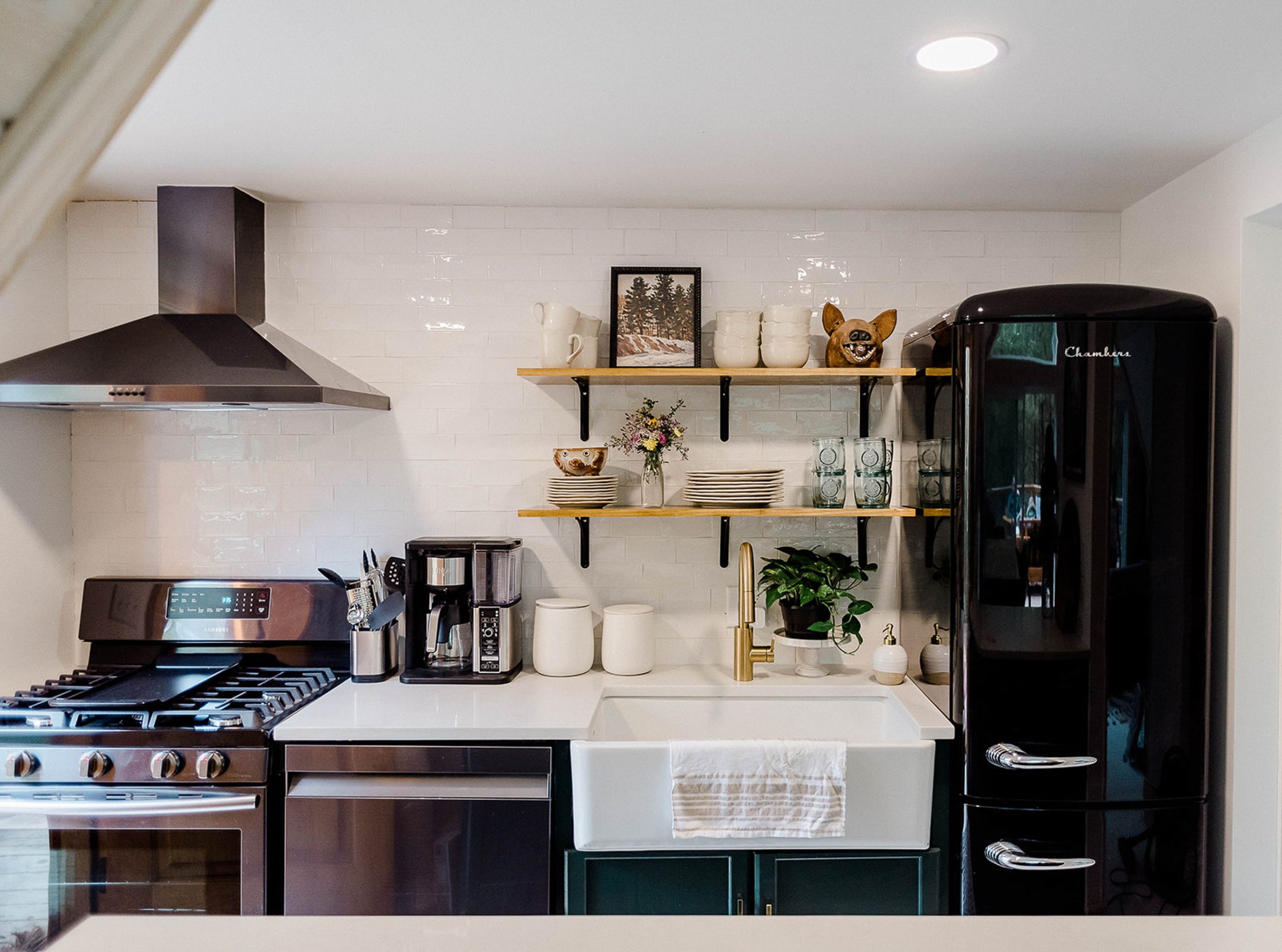 Open shelving in a cabin kitchen