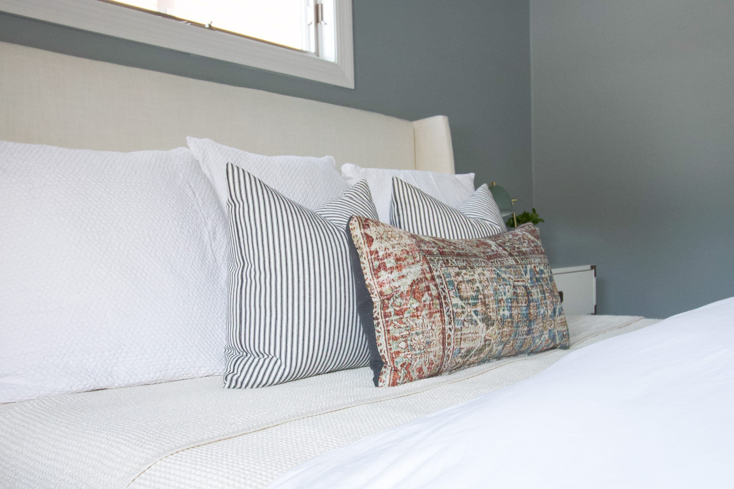 How to arrange pillows on a bed