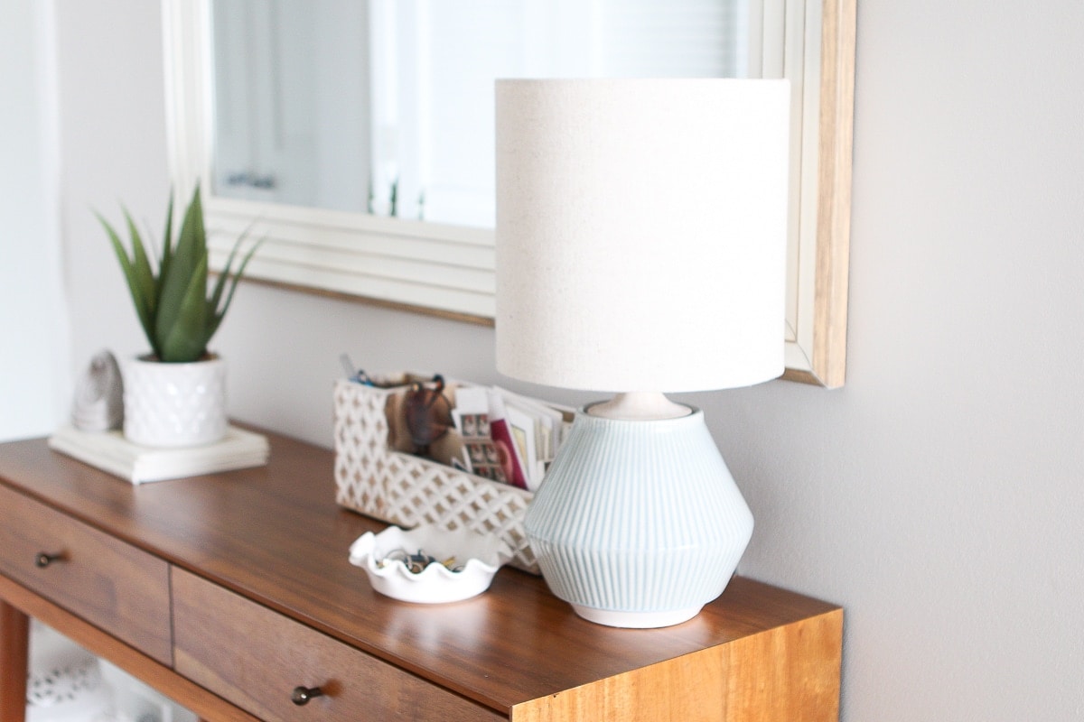 Adding a table lamp and mirror to your entryway