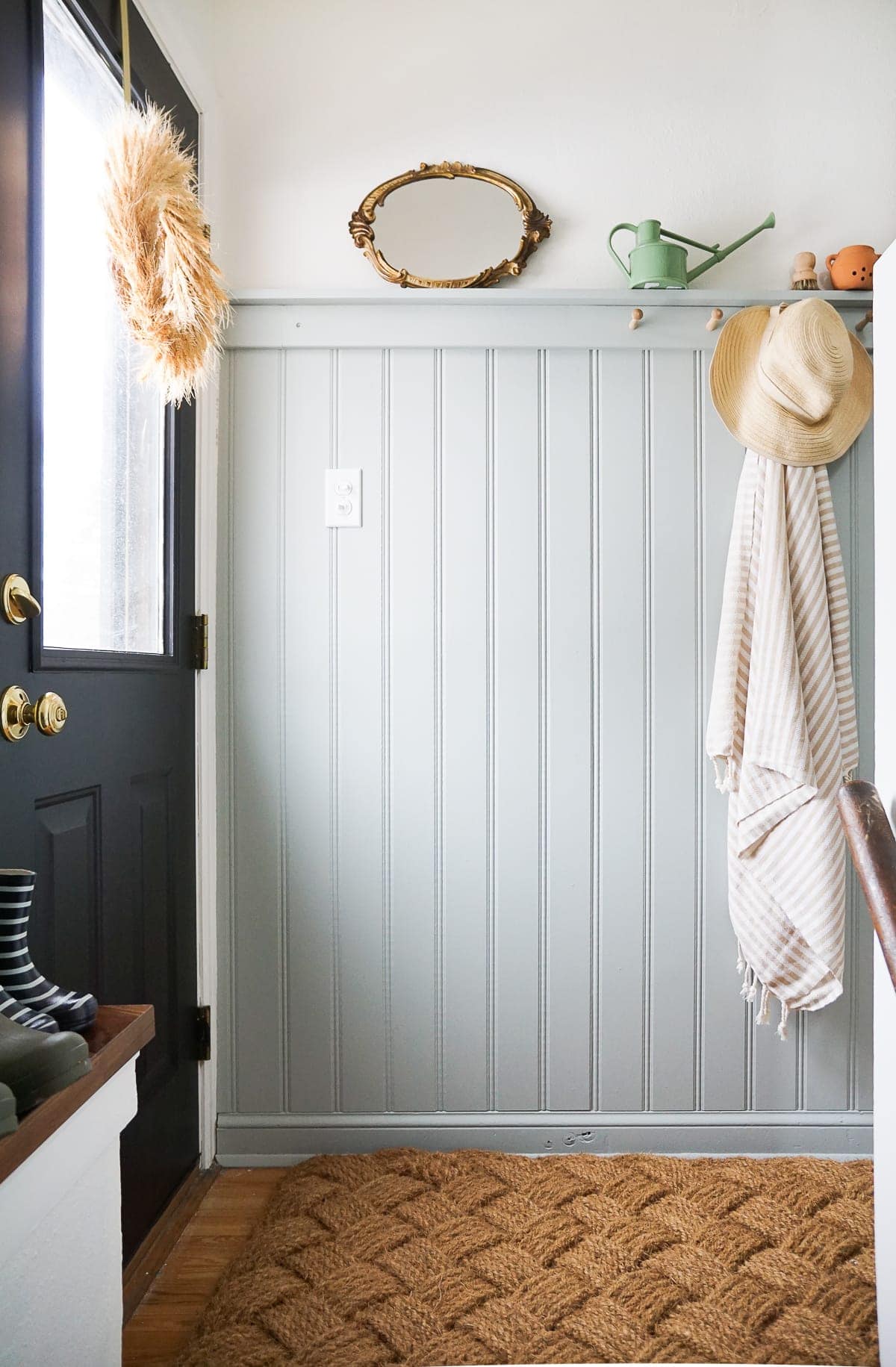 Tips to create an organized entryway