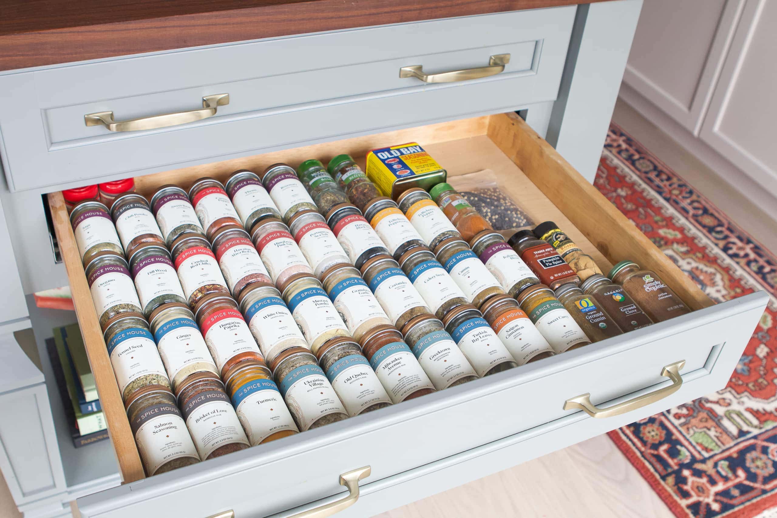 Tips to organize kitchen cabinets and drawers