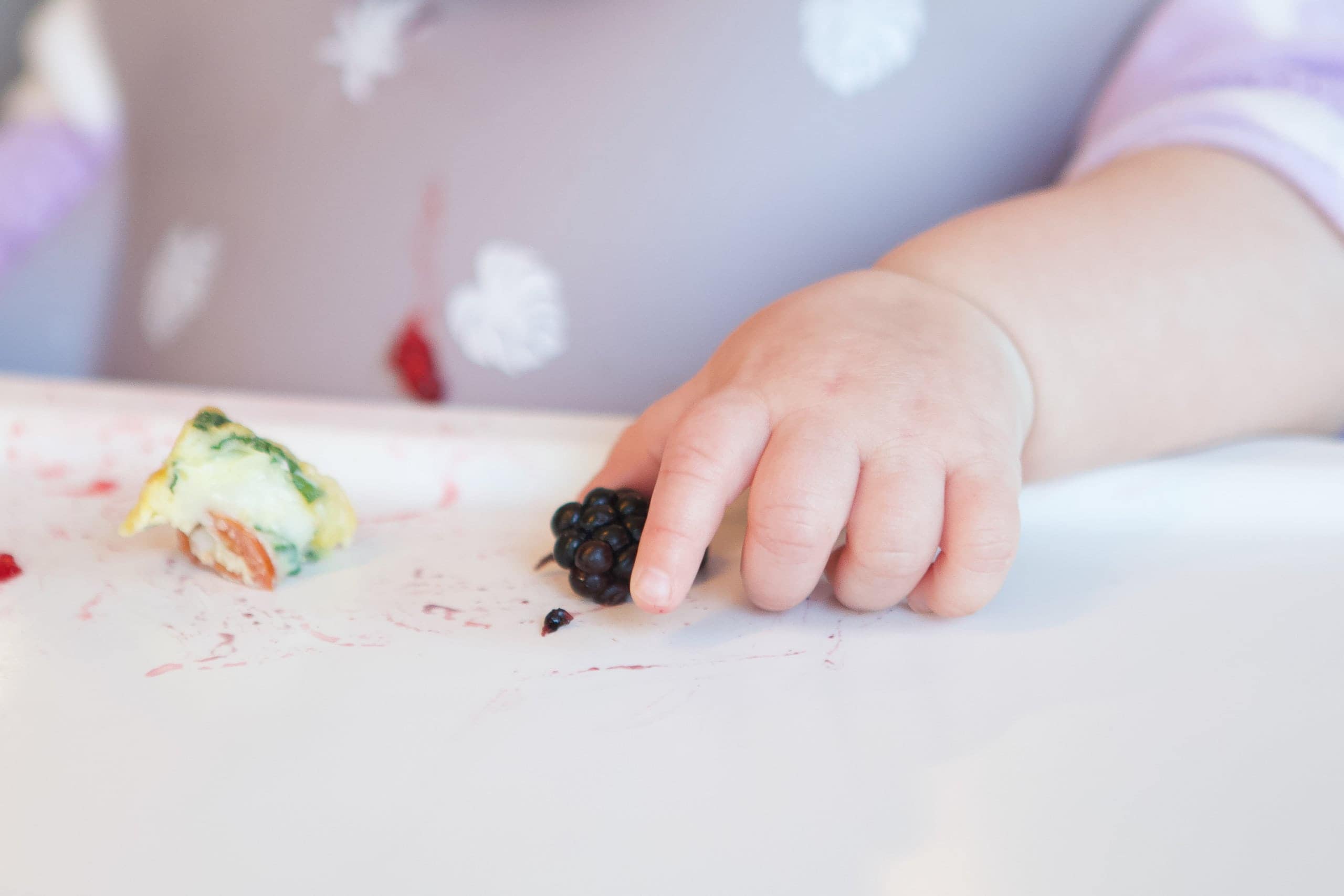 Tips to get your baby to use the pincer grab with baby led weaning