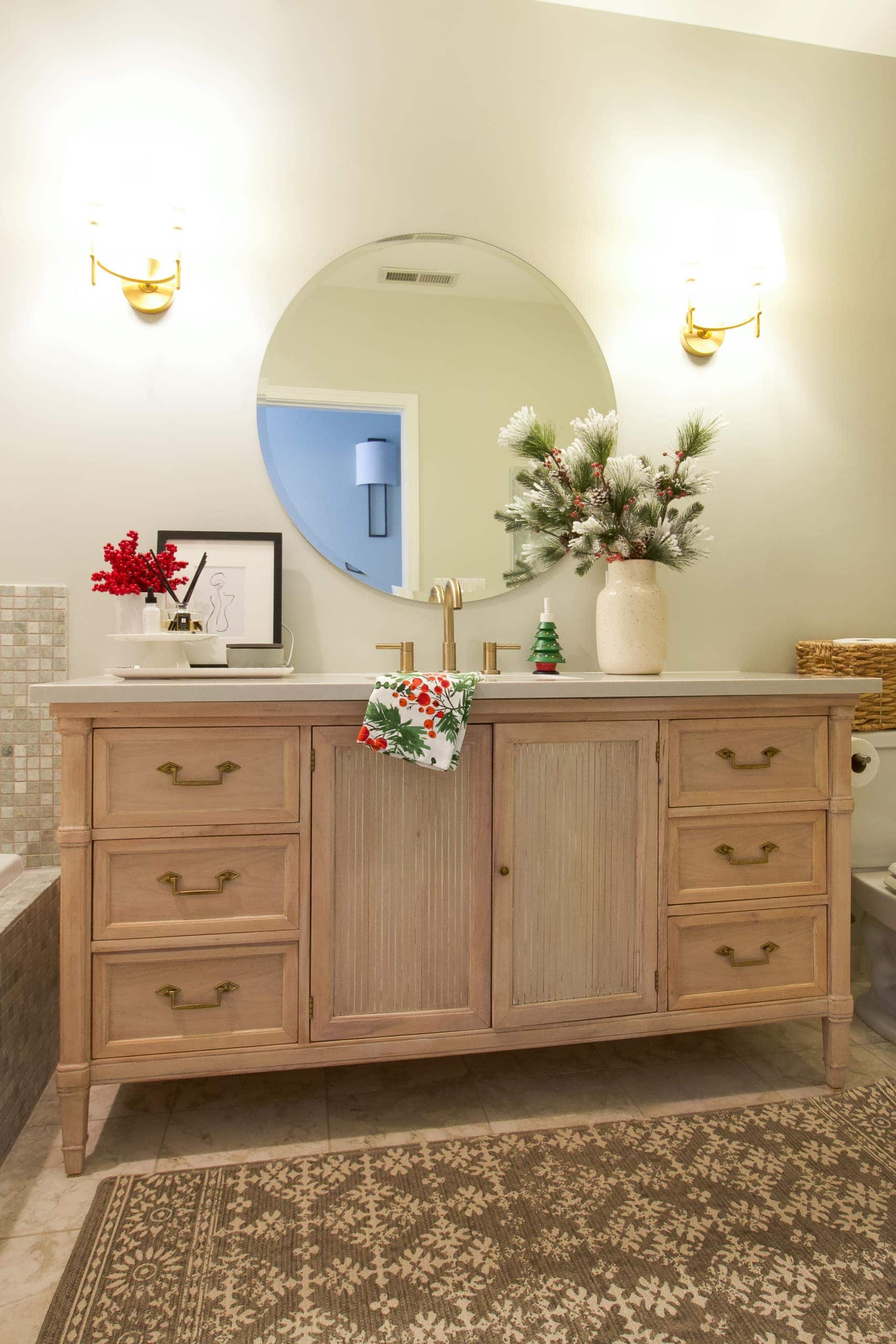 Jan's bathroom with red and green touches