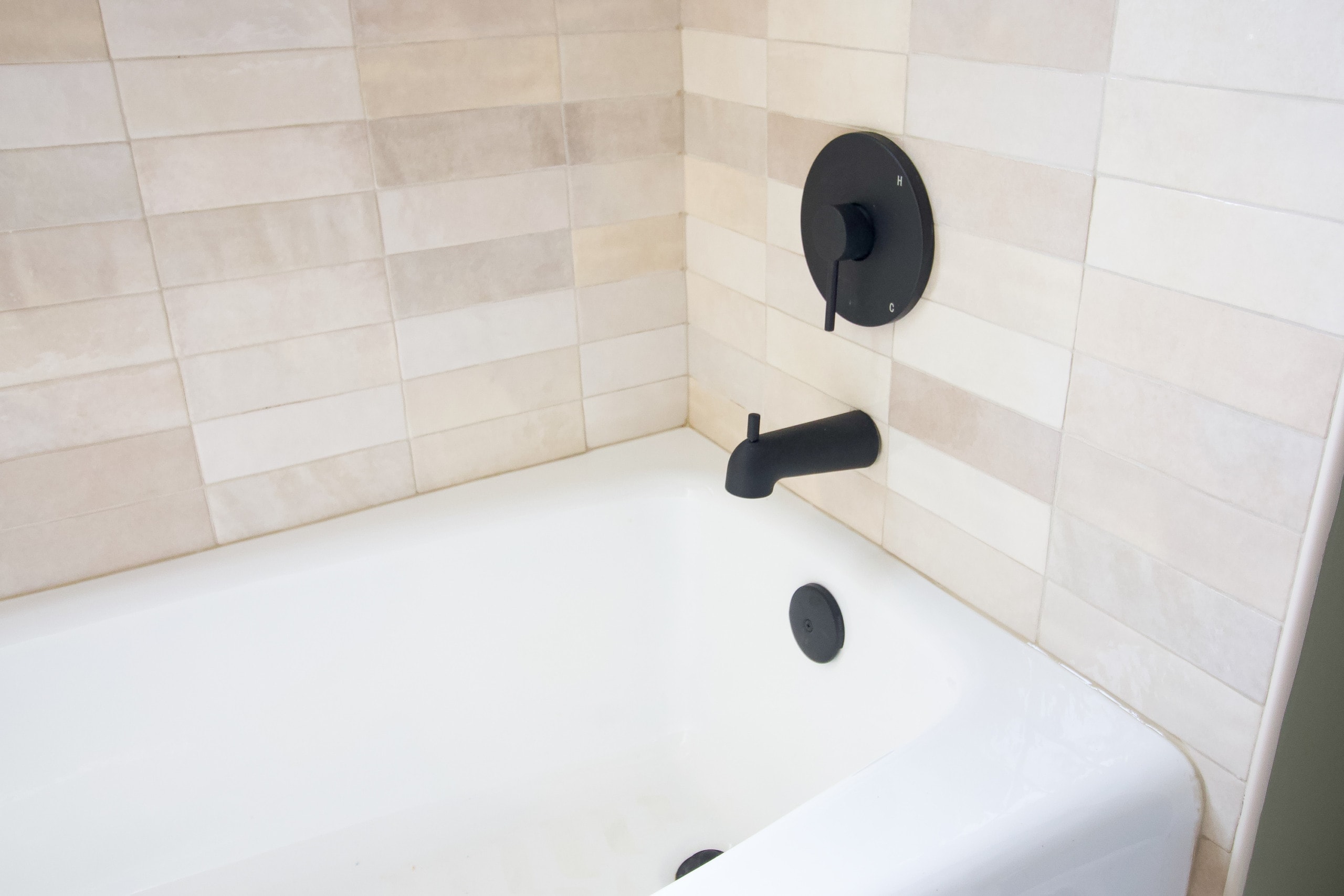 Using matte black shower hardware