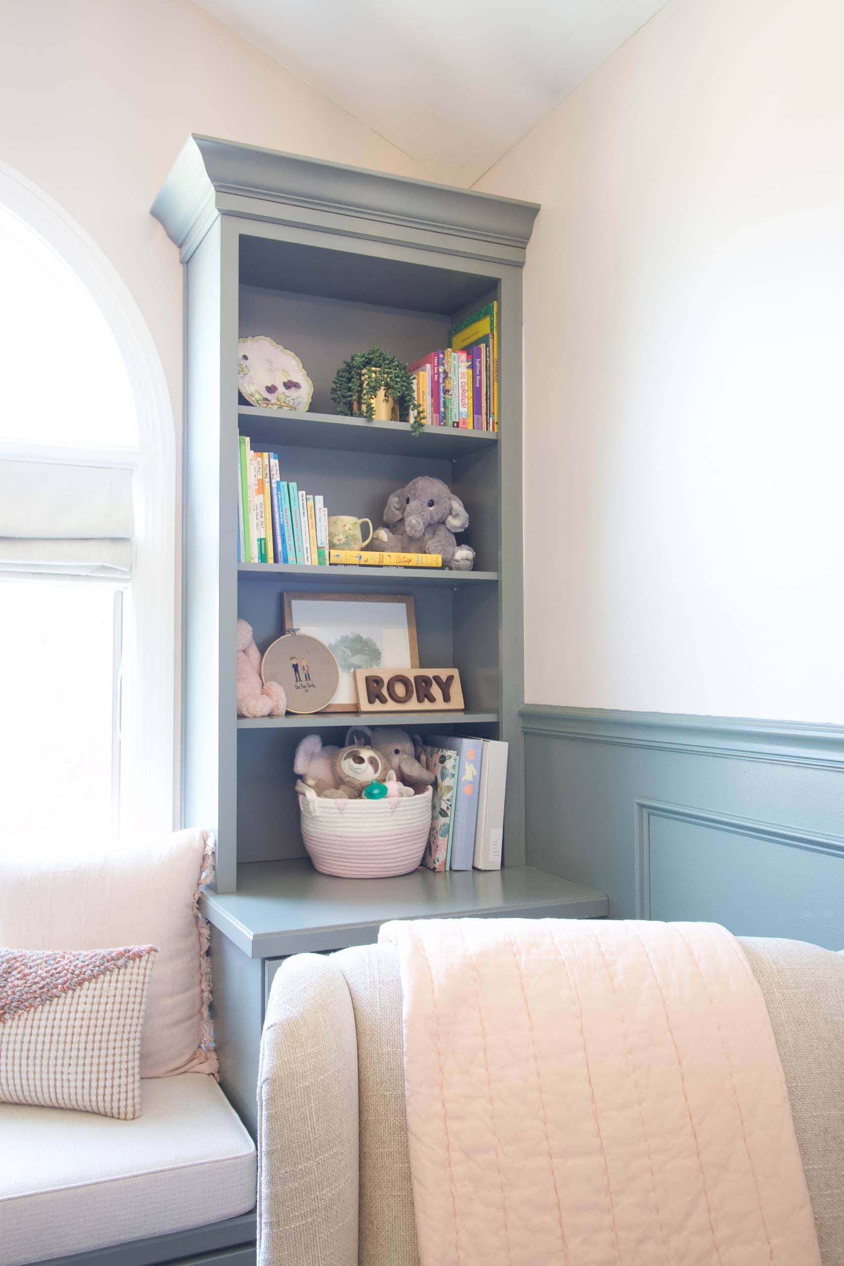 Best tips to style shelves in a nursery