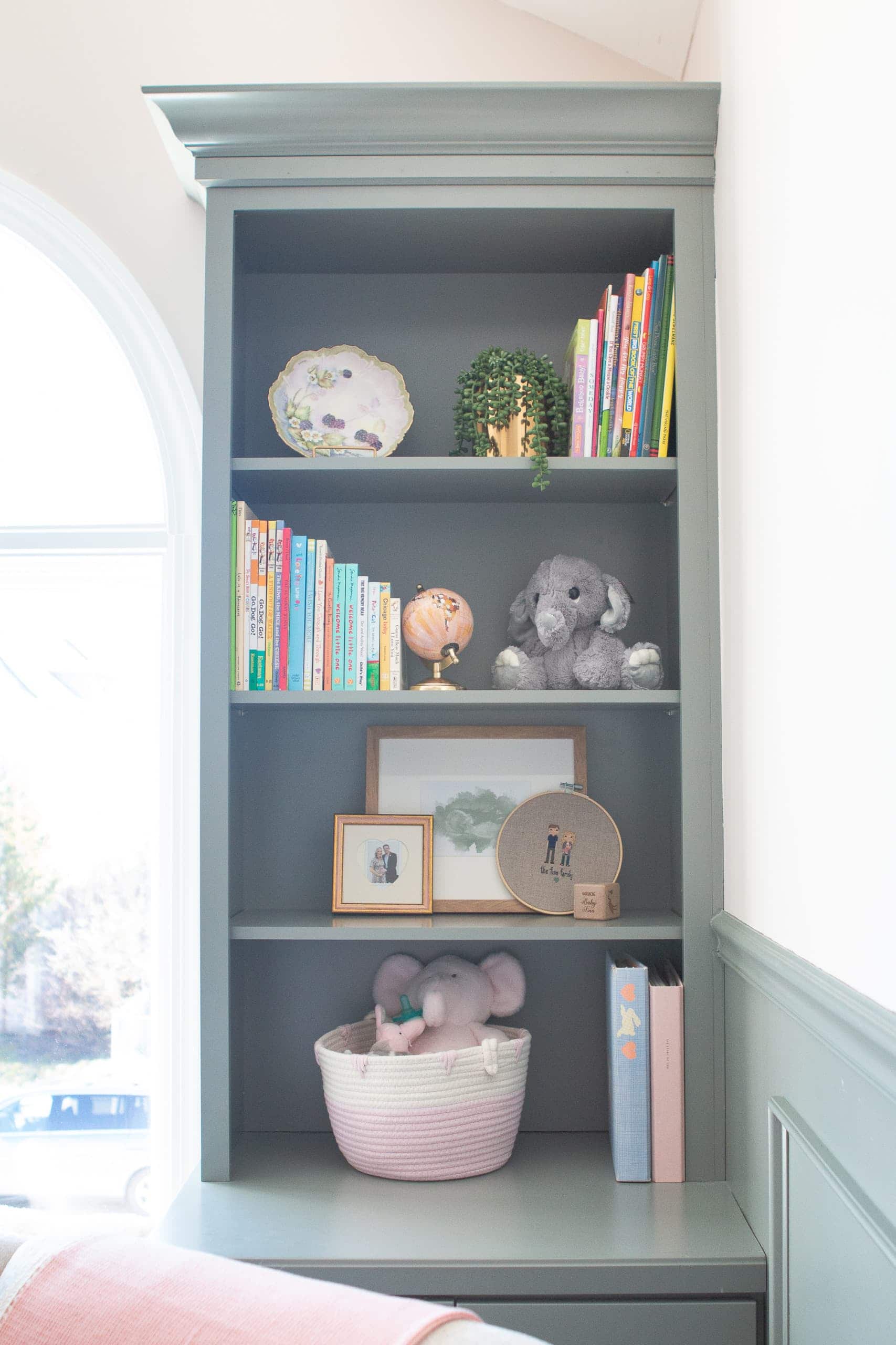 How to style bookshelves in a nursery