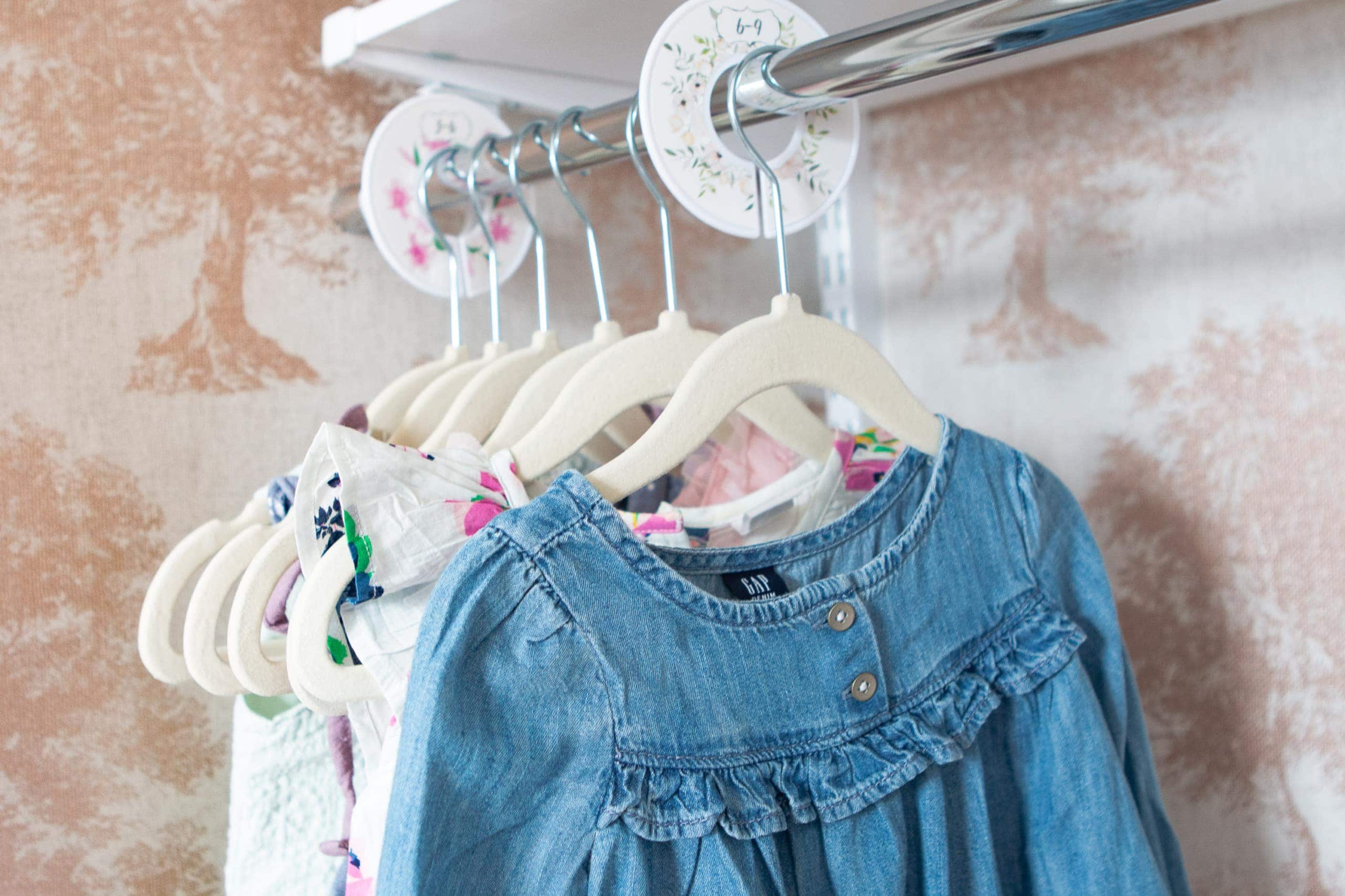 How to organize clothes in a nursery