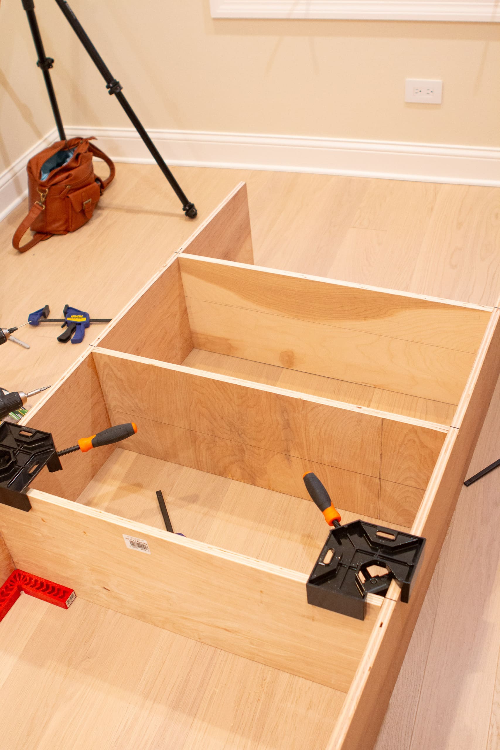 Using corner clamps for DIY bookshelves