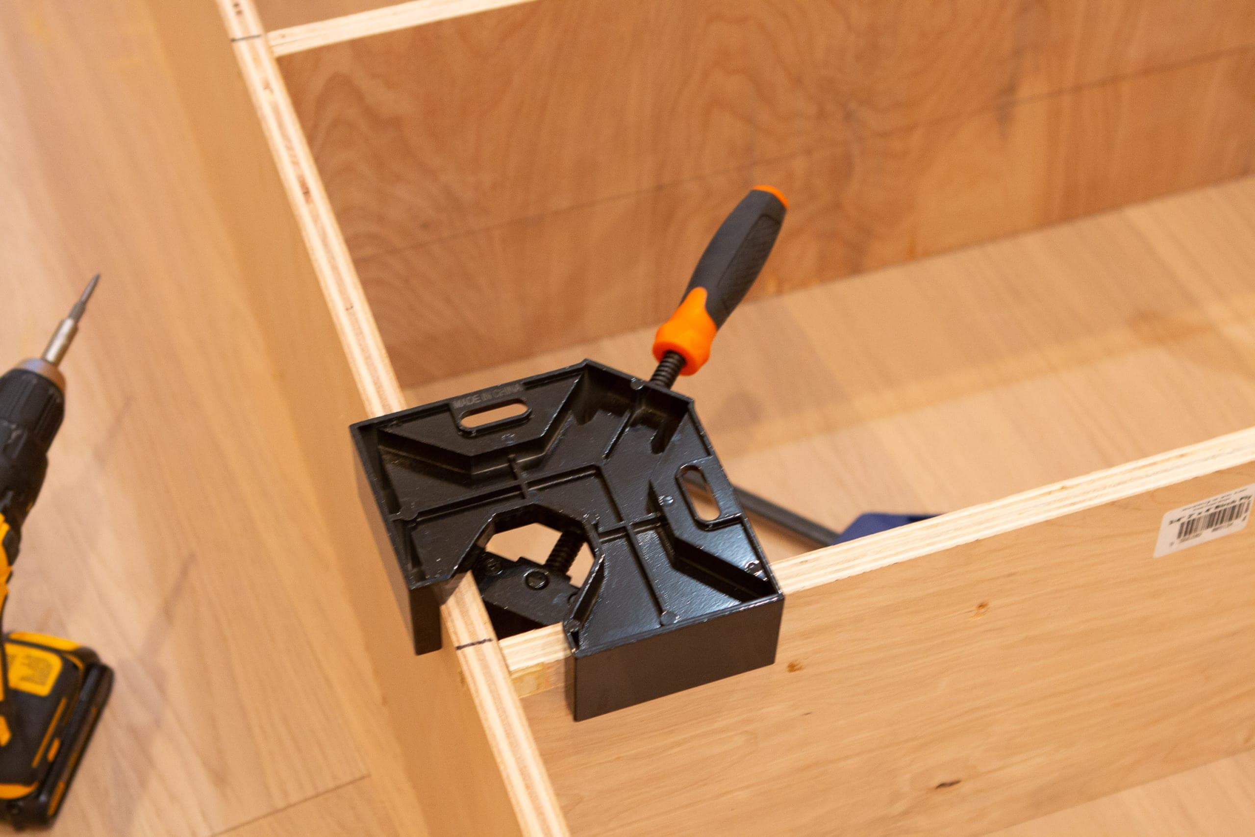 Corner clamps to build DIY bookshelves