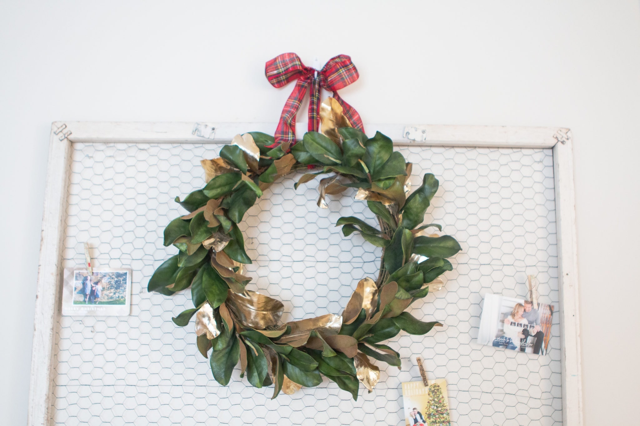 Use a chicken wire frame to display Christmas cards