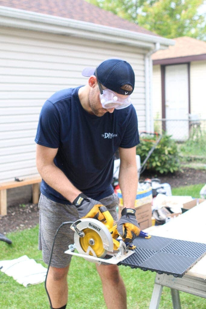 Finn cutting on the circular saw