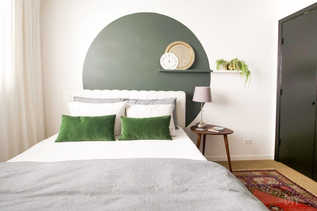 Circle accent wall behind a bed