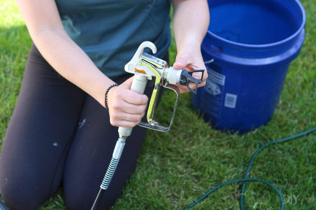 Putting the tip on the sprayer