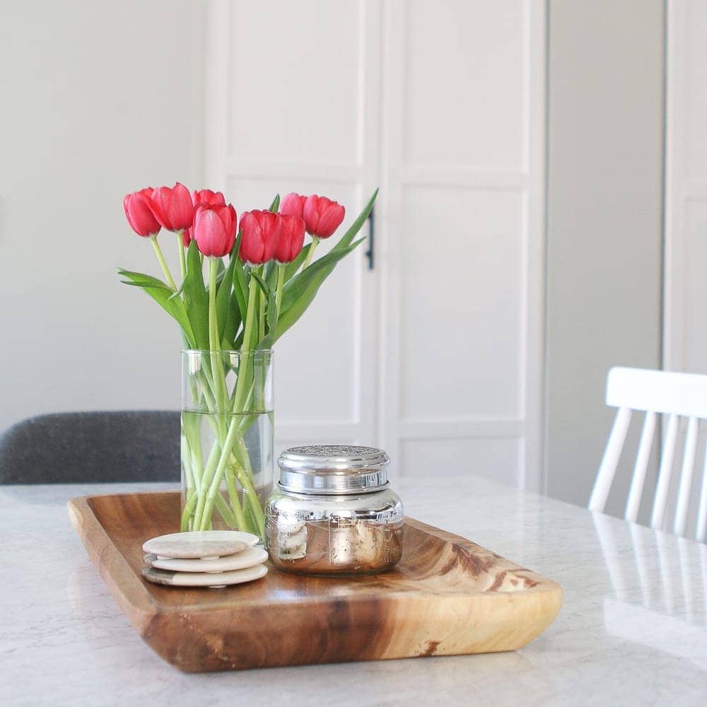 How to add accessories to a dining room tabletop