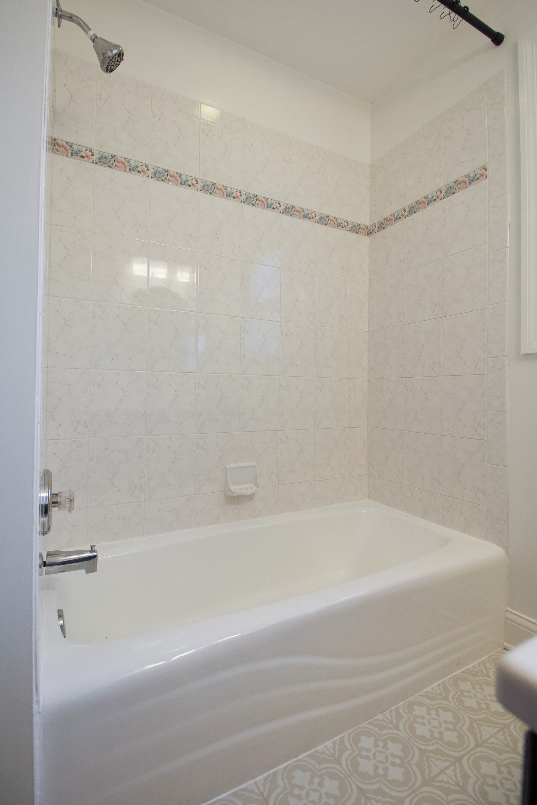 How to paint your bathtub and shower tile