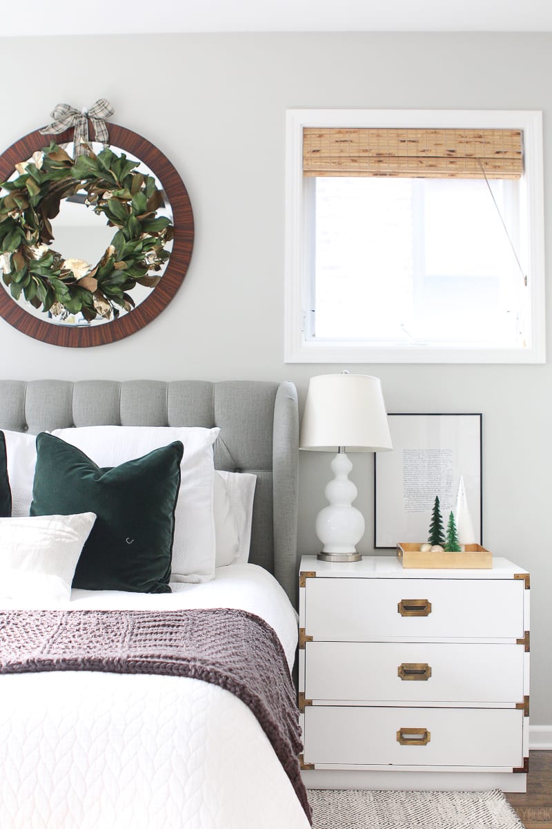 Tips to decorate your bedroom for the holidays