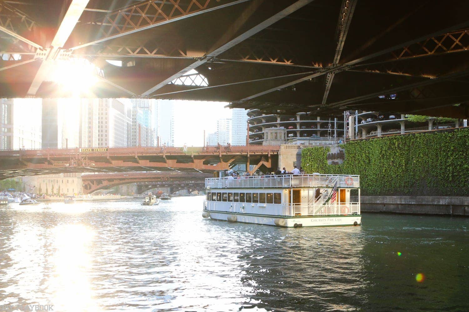 Chicago_River-sunset_boat