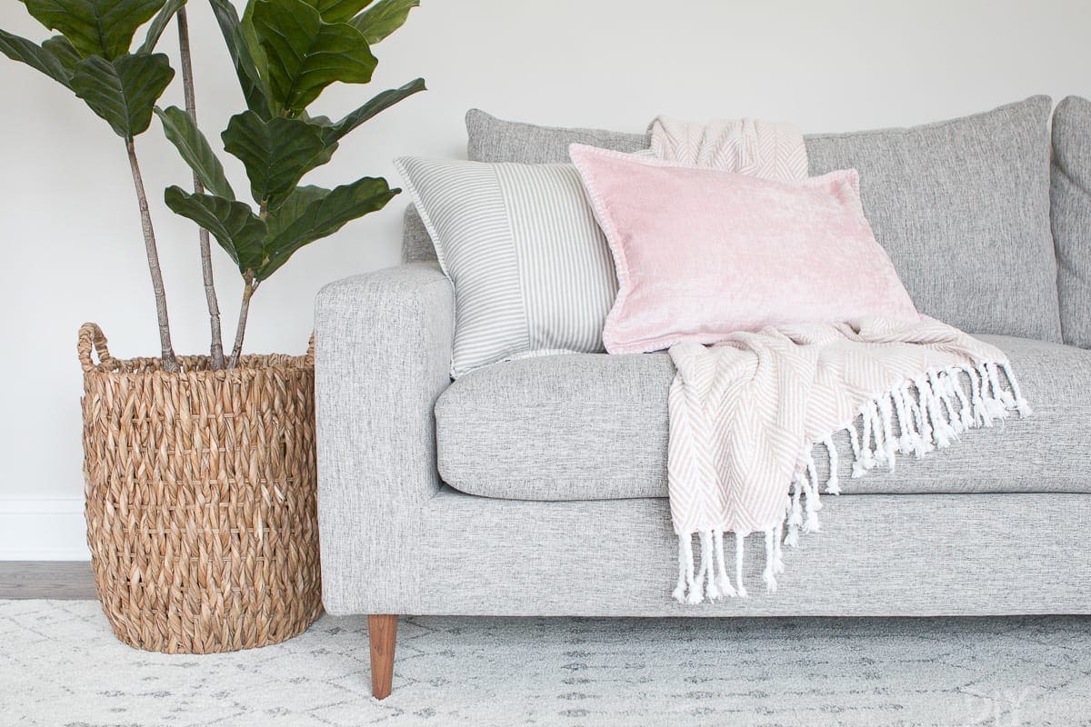 using blush pillows while decorating a couch