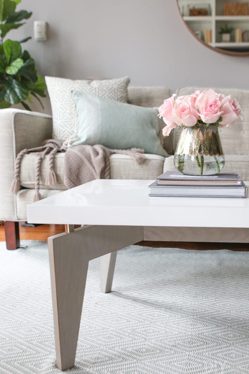 Decorative books and flowers look great on coffee tables. 