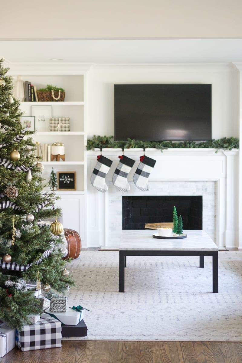 Tips to decorate fireplace mantel for holidays