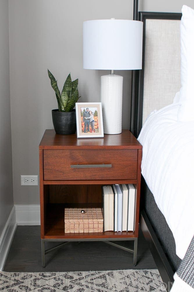 the symmetrical bedside tables give the room depth. 