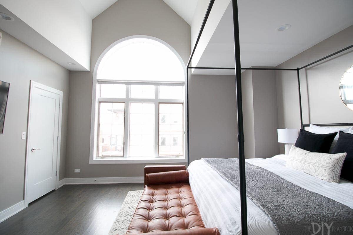 This large window lets so much natural light into this room, so gray is a perfect color for this modern bedroom design. 