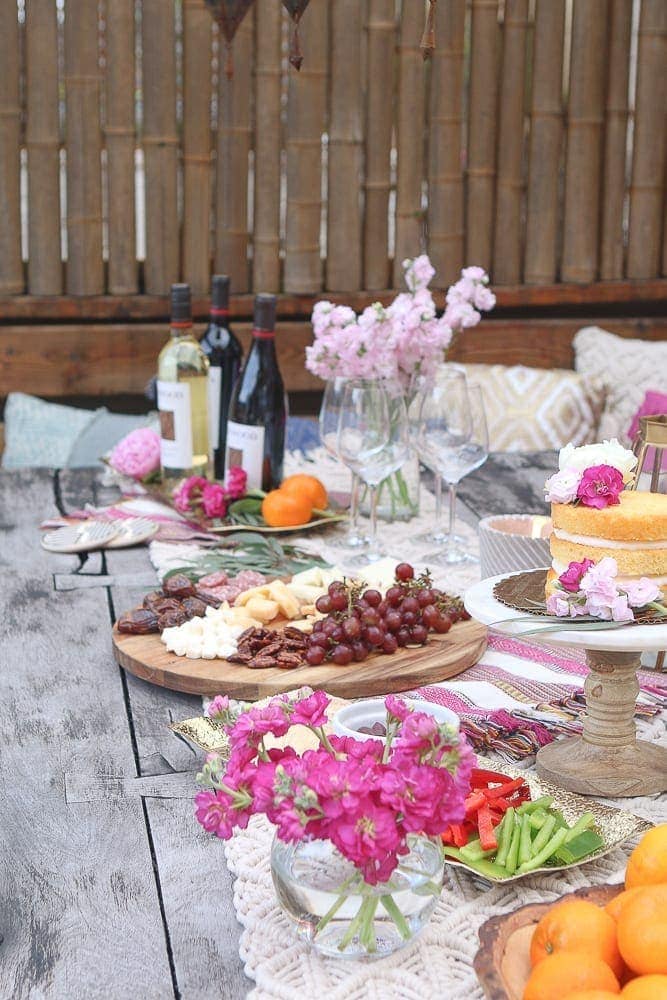 Moroccan_Tablescape_wine_flowers_food