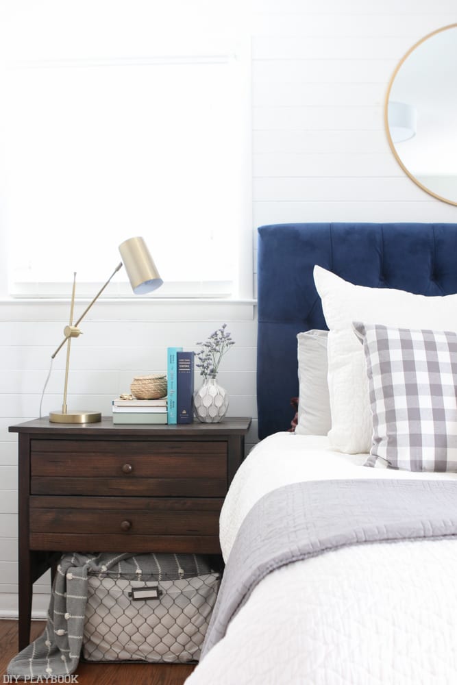 bedroom_headboard_Pillows_nightstand