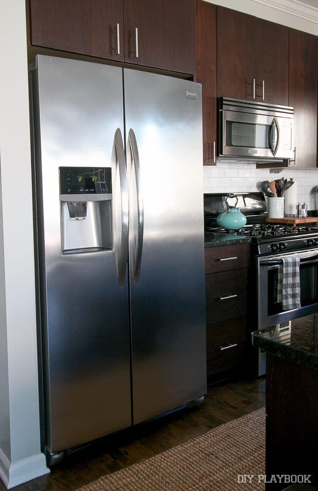 Here are two of the three new kitchen appliances we got from Maytag: the range and the fridge. 