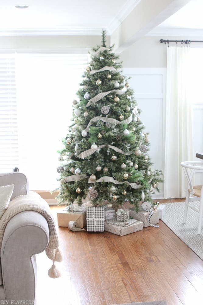 christmas-tree-blogger-stylin-home-tour