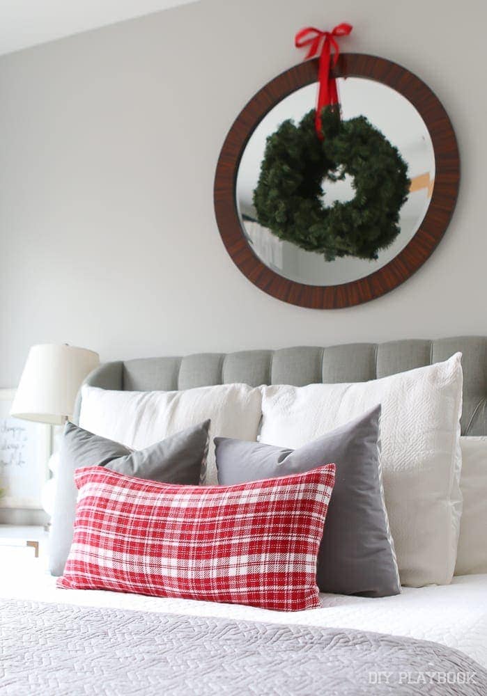 wreath-bedroom-bed-christmas