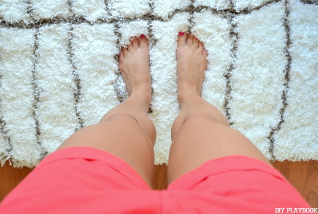 Clean white fuzzy area rug in the living room. 