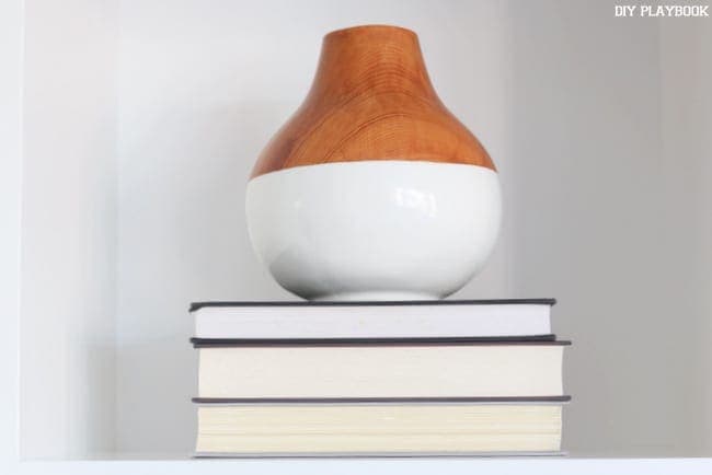 I love this ceramic and wooden vase. 