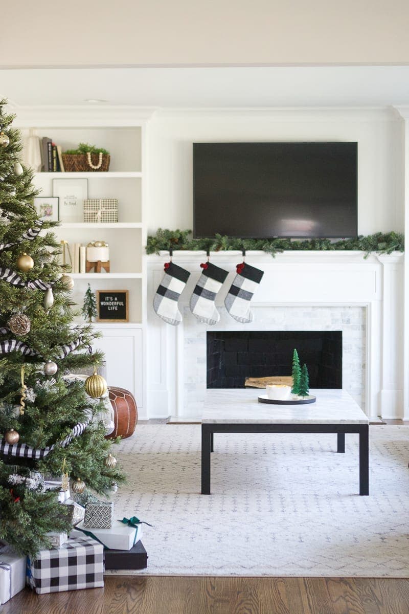 how to decorate a mantel for the holidays