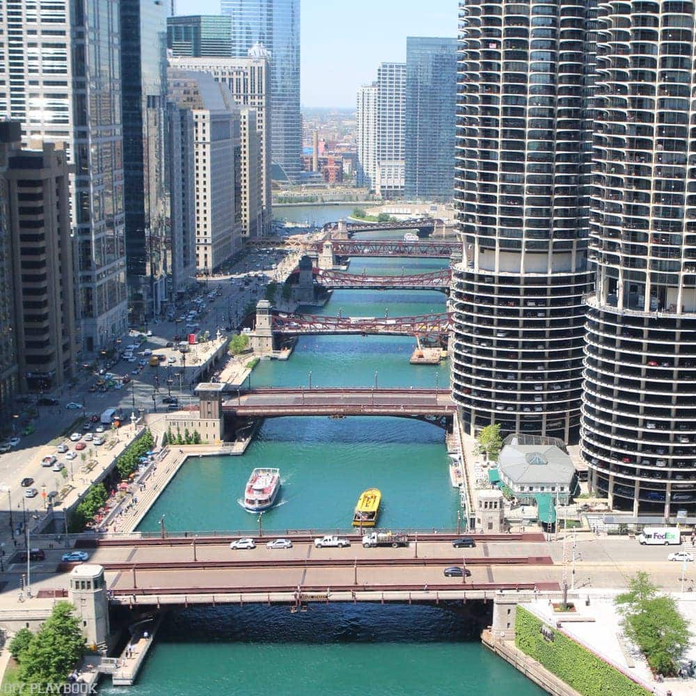 The Chicago river with water taxis and boats