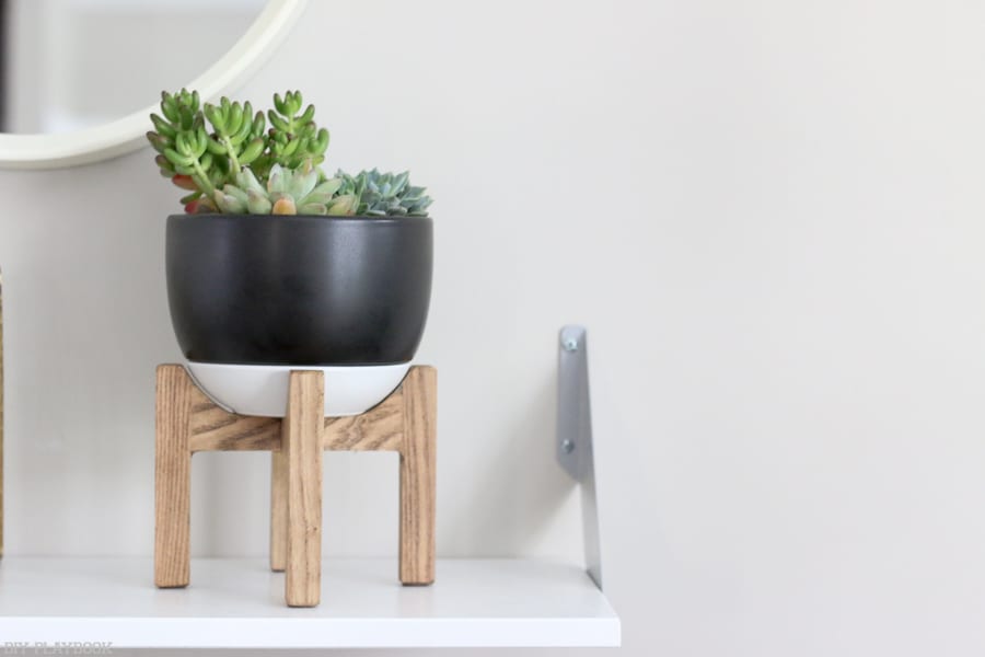 This succulent plat stand is rustic and adorable. 