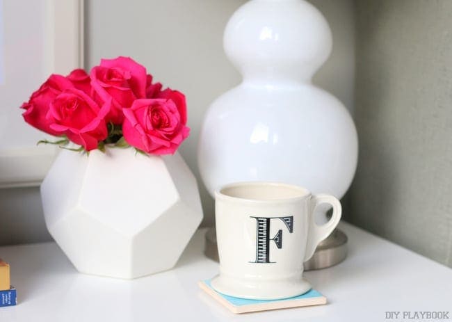 08-flowers-roses-coffee-nightstand